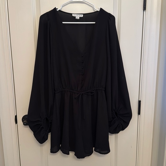Hydve Black‎ romper - Picture 1 of 6